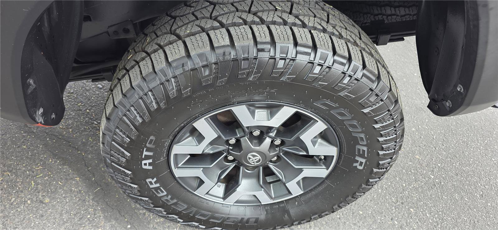 Used 2017 Toyota Tacoma TRD Off-Road w/ Premium & Technology Package image 8