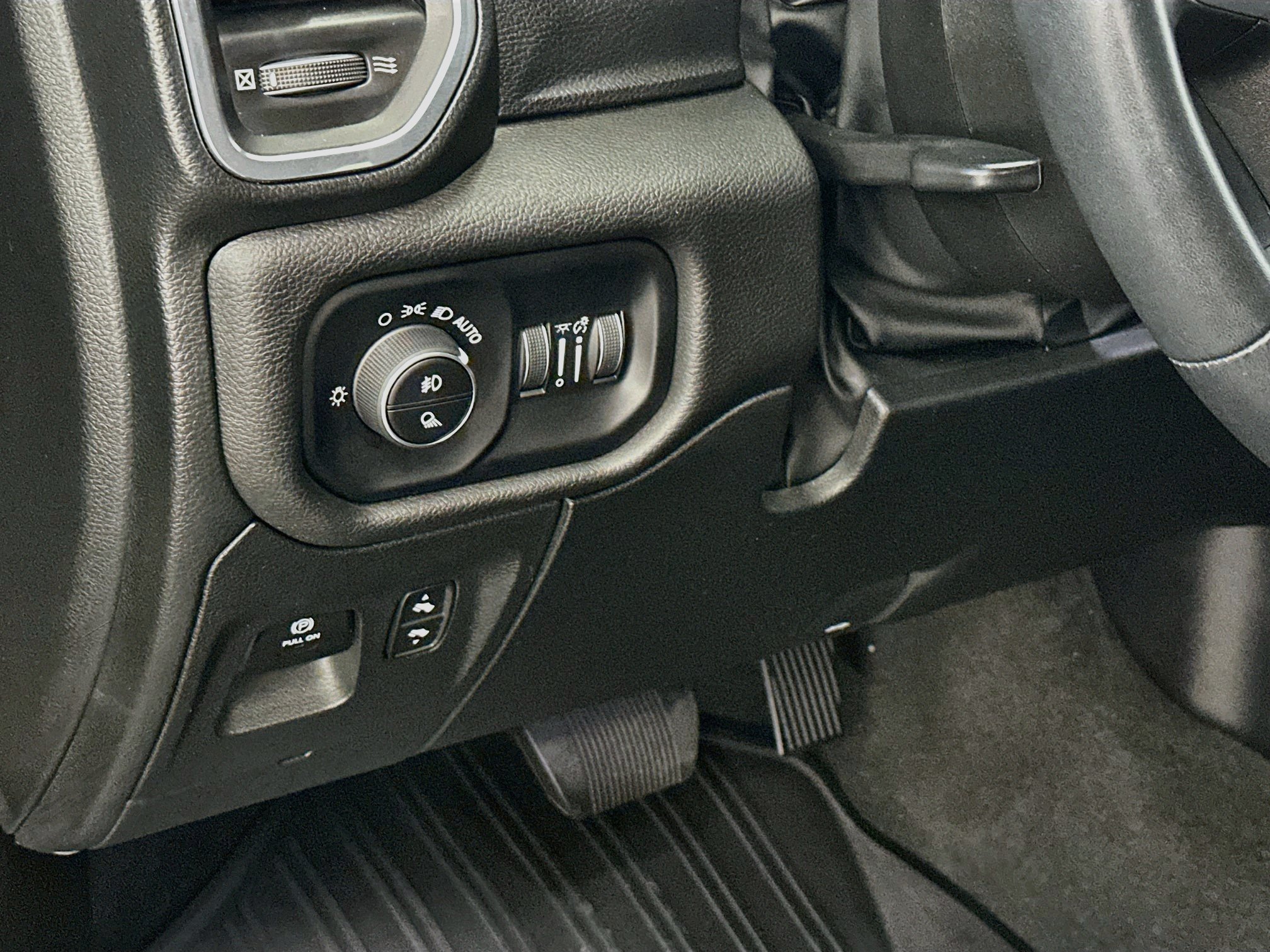 Used 2024 RAM 1500 Laramie AWD/4WD image 17