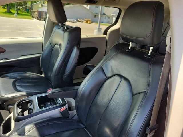 Used 2018 Chrysler Pacifica Touring-L Plus FWD image 5