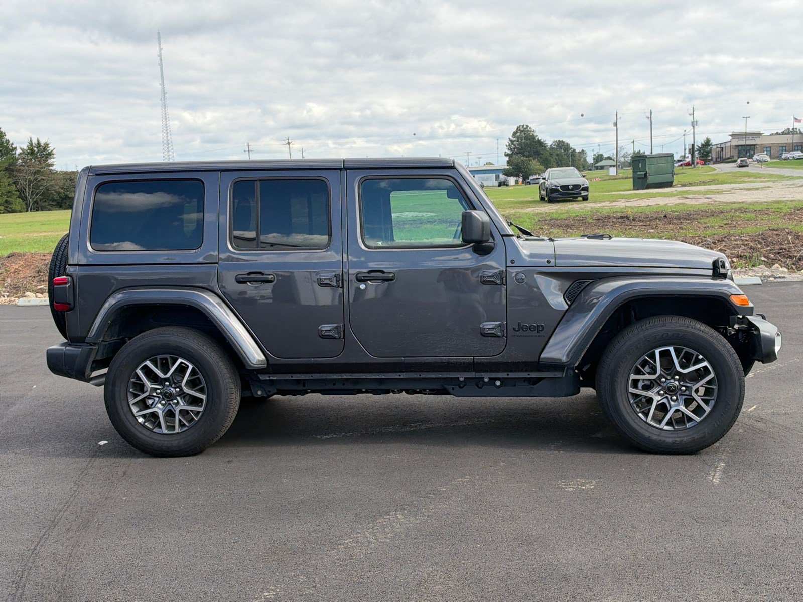 Used 2026 Jeep Wrangler Unlimited Sahara AWD/4WD image 4