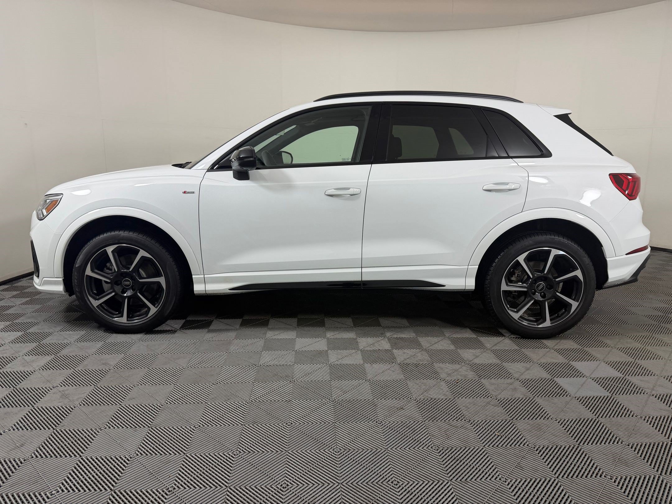 Certified 2025 Audi Q3 2.0T Premium Plus w/ Premium Plus Package AWD/4WD image 2