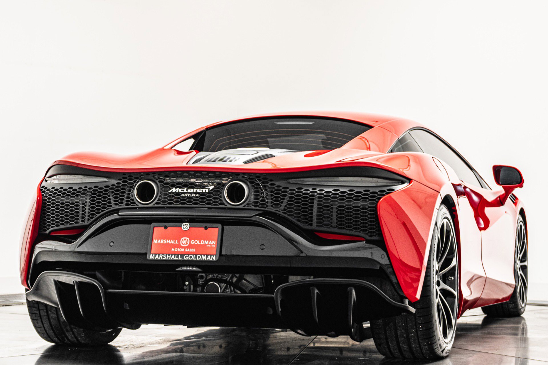 Used 2023 McLaren Artura RWD image 9