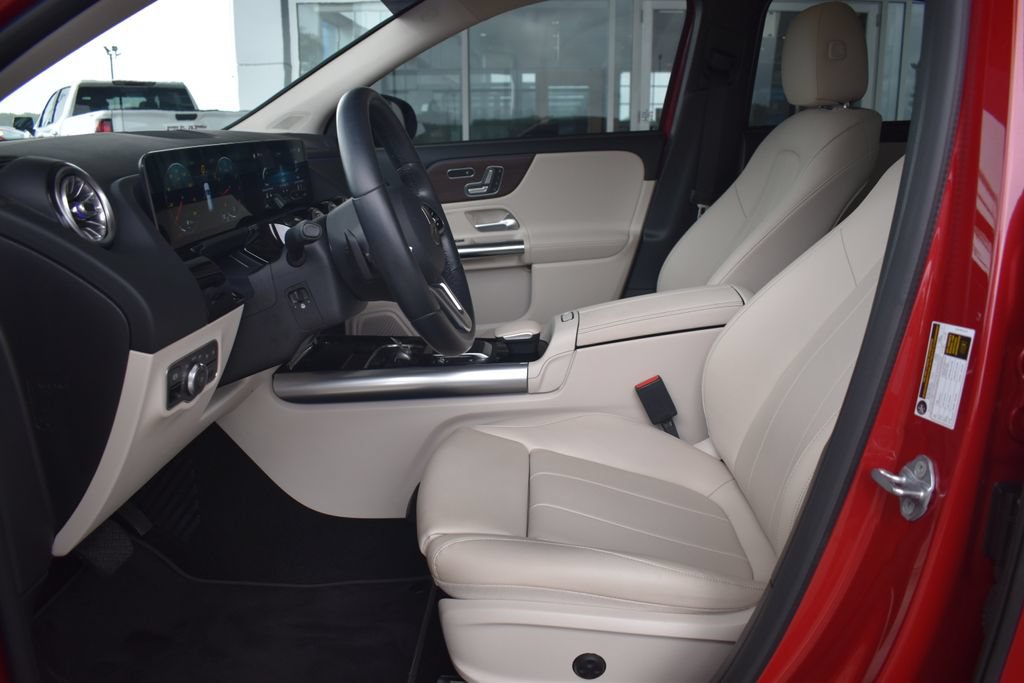 Used 2021 Mercedes-Benz GLA 250 4MATIC w/ Premium Package image 4