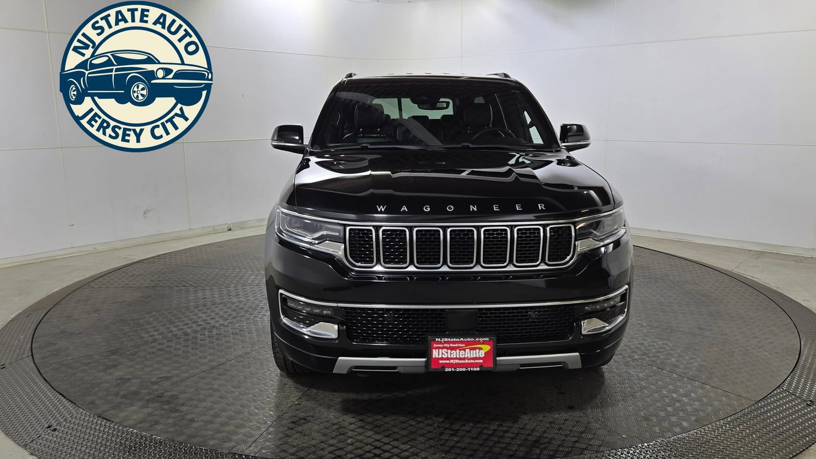 Used 2024 Jeep Wagoneer L Series II w/ Flexible Seating Group AWD/4WD image 2