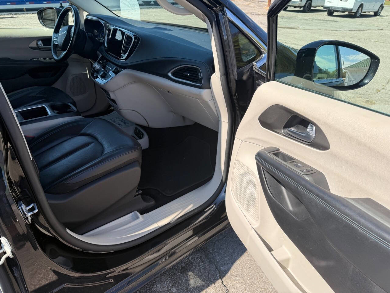 Used 2021 Chrysler Pacifica Touring-L image 13