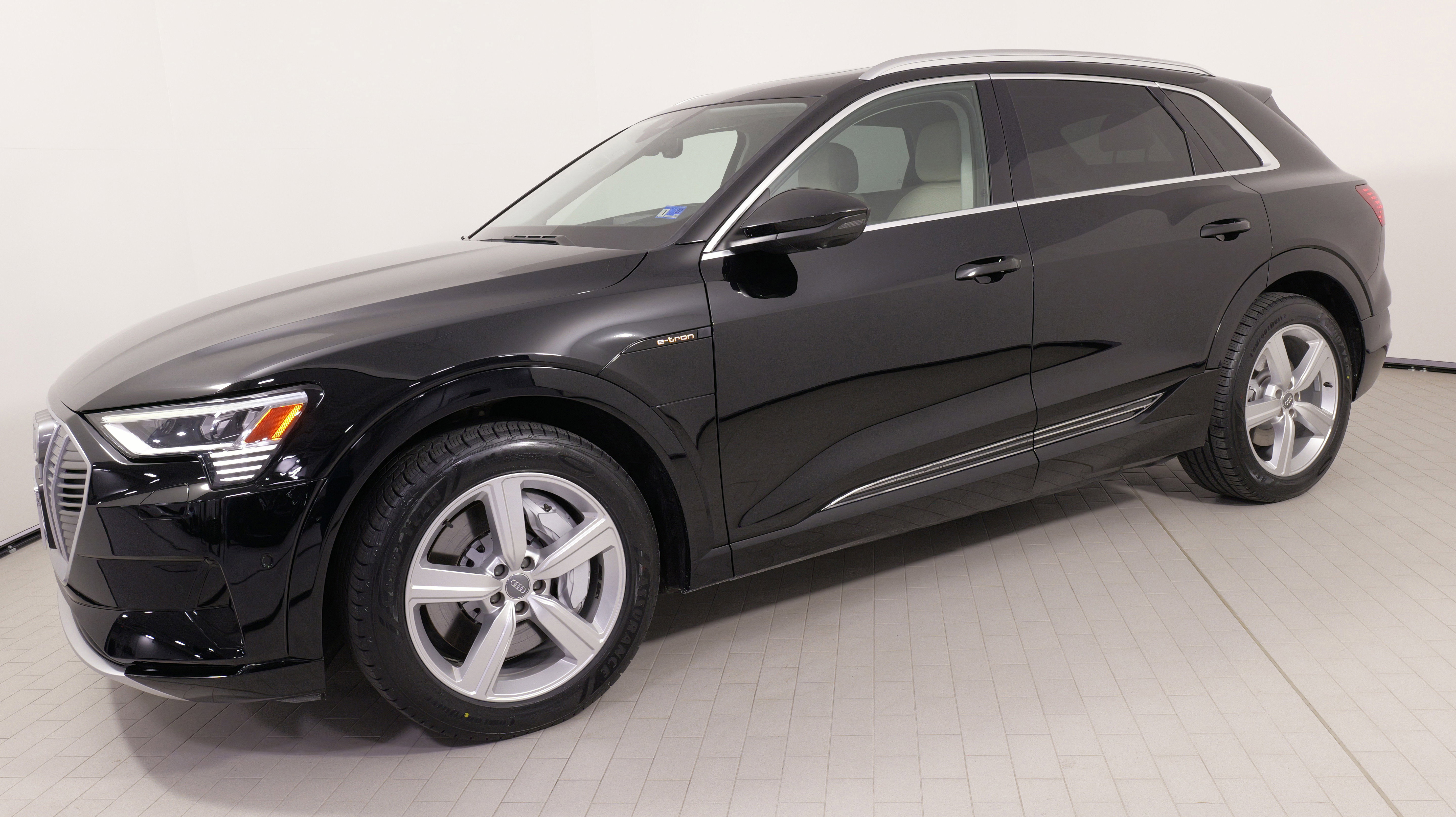 Used 2019 Audi e-tron Prestige w/ Prestige Package image 1