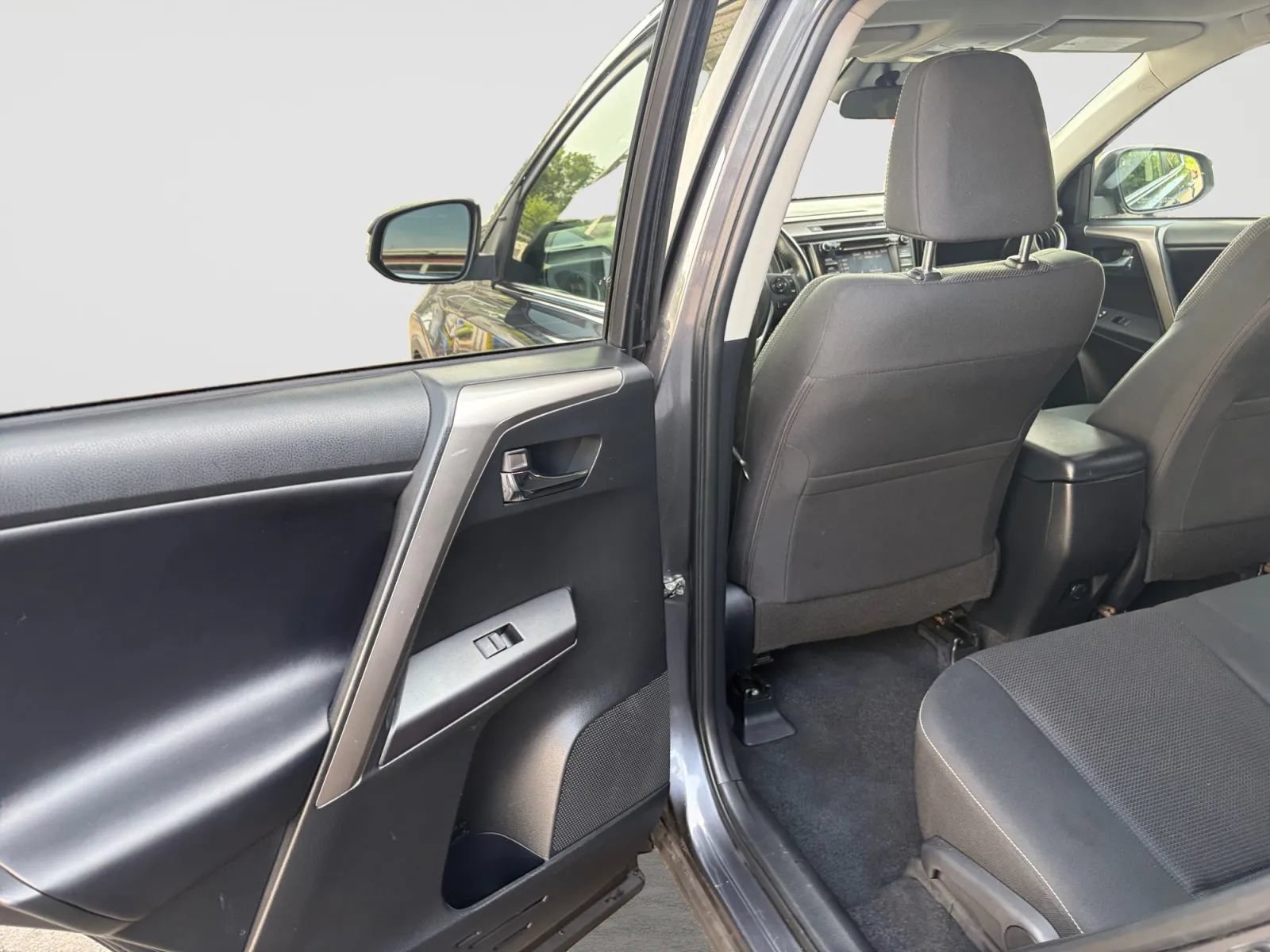 Used 2018 Toyota RAV4 XLE AWD/4WD image 14