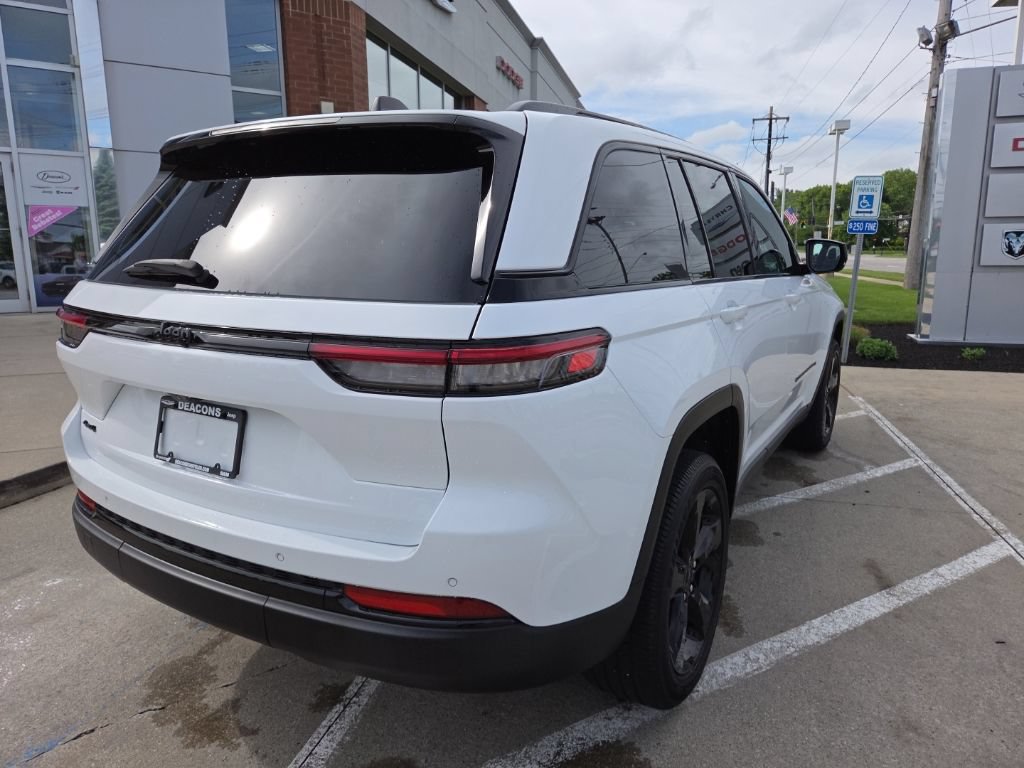 Used 2024 Jeep Grand Cherokee Altitude AWD/4WD image 11