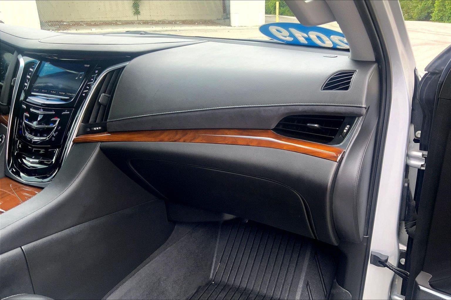 Used 2019 Cadillac Escalade Premium Luxury AWD/4WD image 17