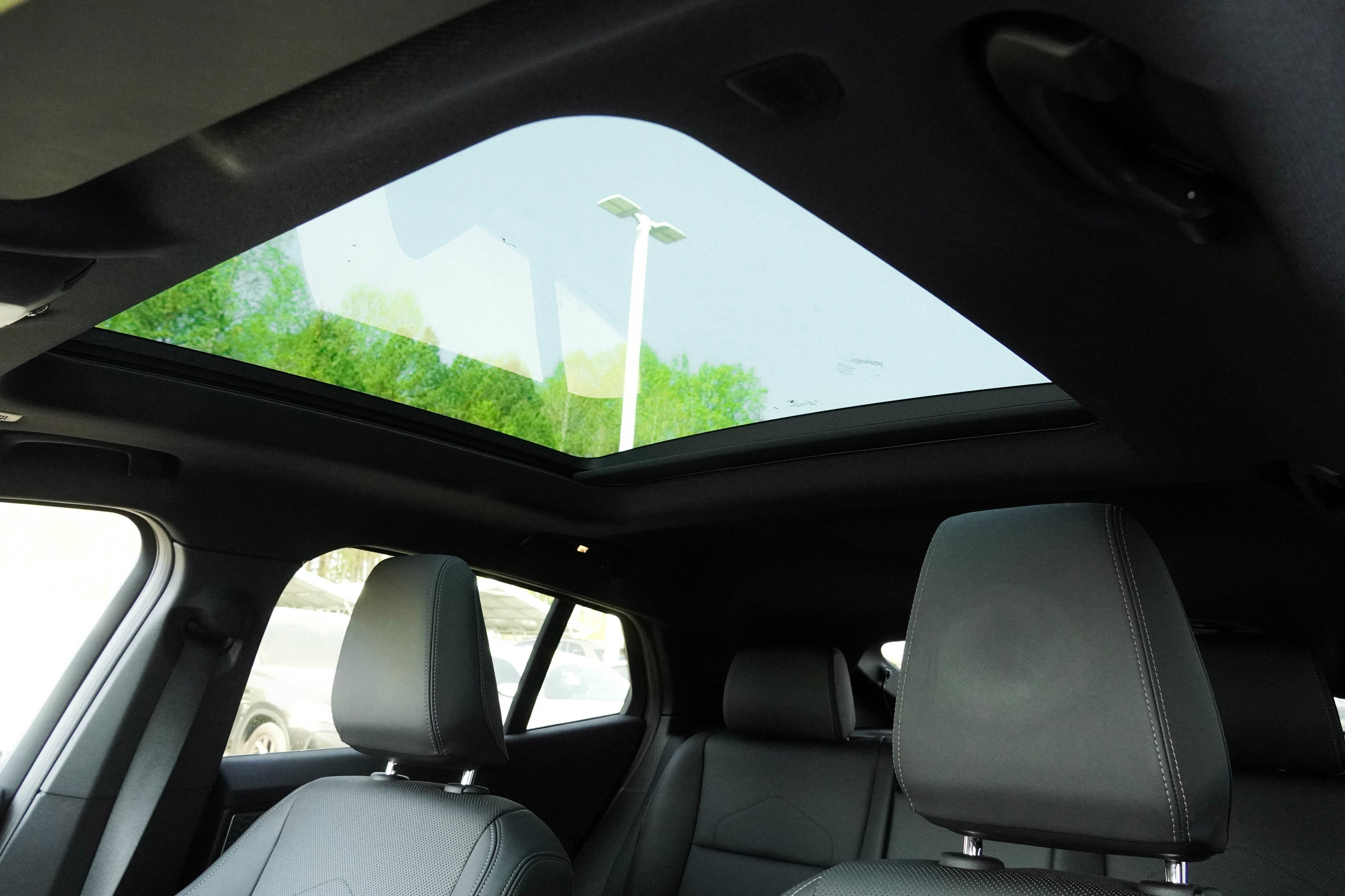 Used 2025 BMW X2 xDrive28i w/ Premium Package image 14