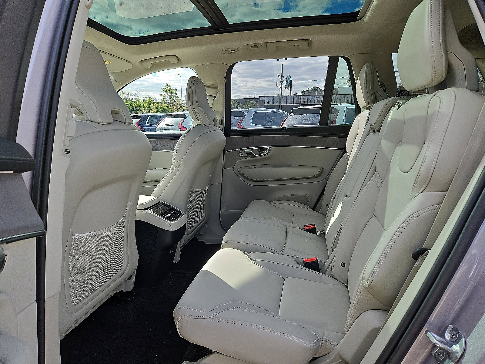 New 2026 Volvo XC90 B6 Ultra w/ Lounge Package image 8