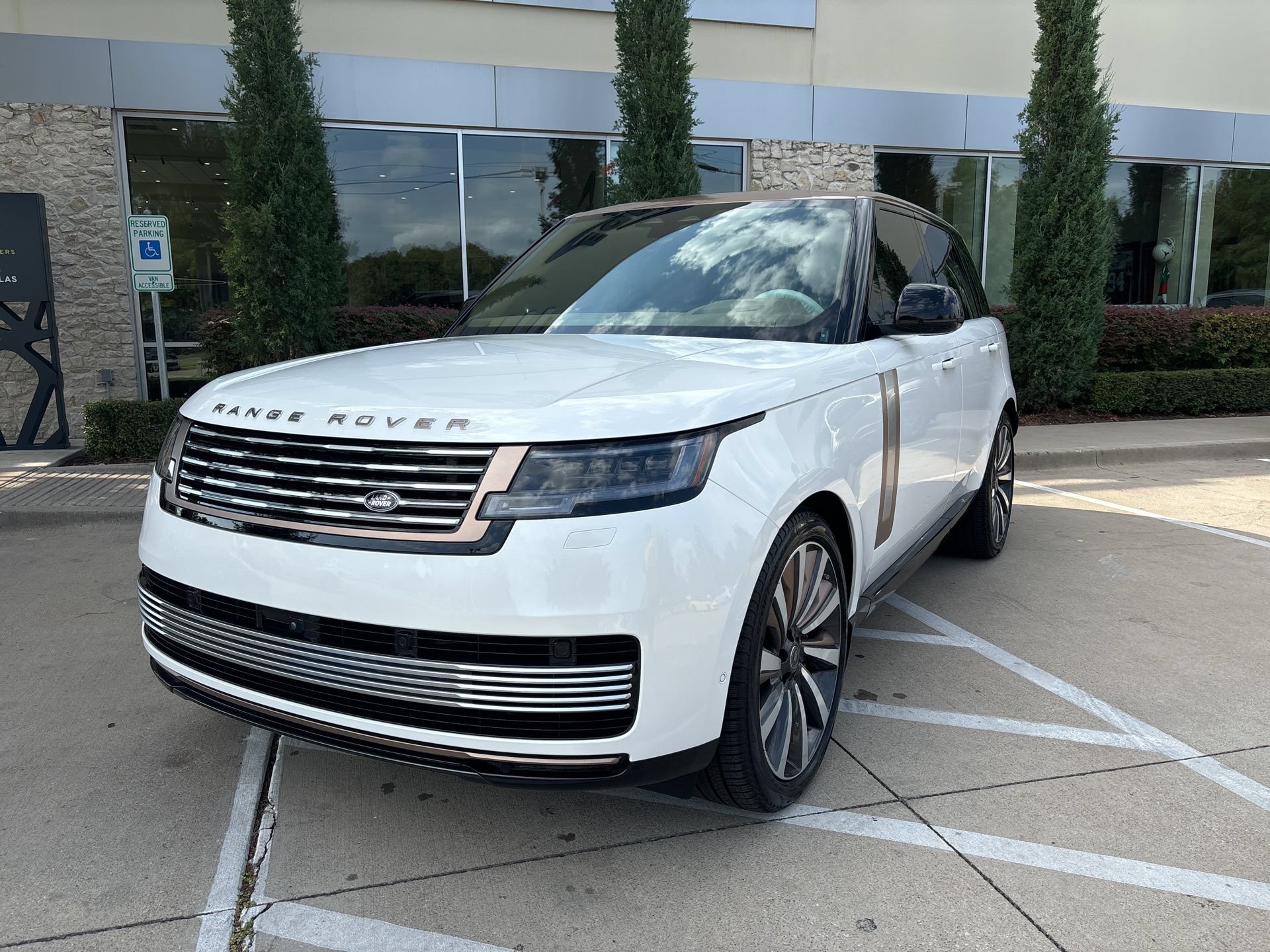 Used 2024 Land Rover Range Rover SV AWD/4WD video 2
