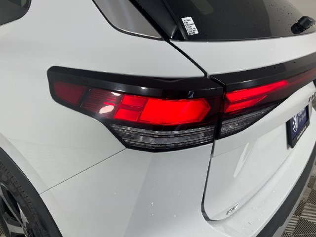 Used 2025 Volkswagen Tiguan SE FWD image 19
