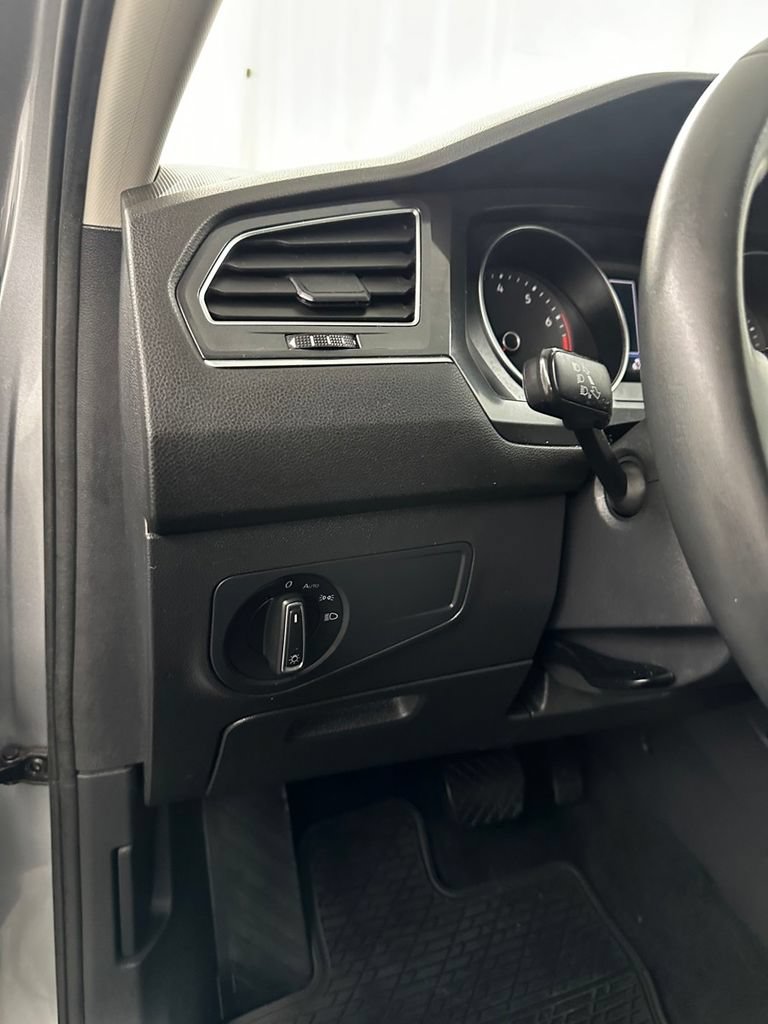 Used 2020 Volkswagen Tiguan SE w/ 3rd Row Seat Package AWD/4WD image 14