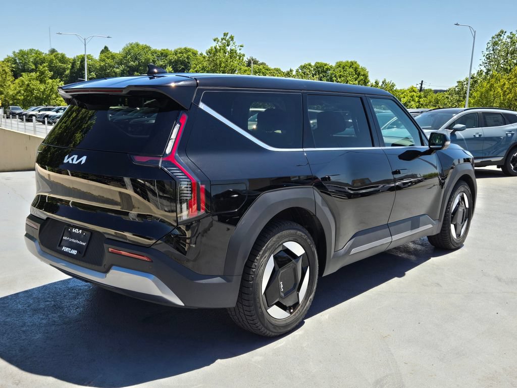 Certified 2024 Kia EV9 Light Long Range RWD image 4