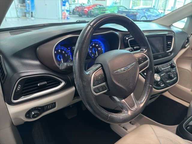 Used 2019 Chrysler Pacifica Touring-L image 16
