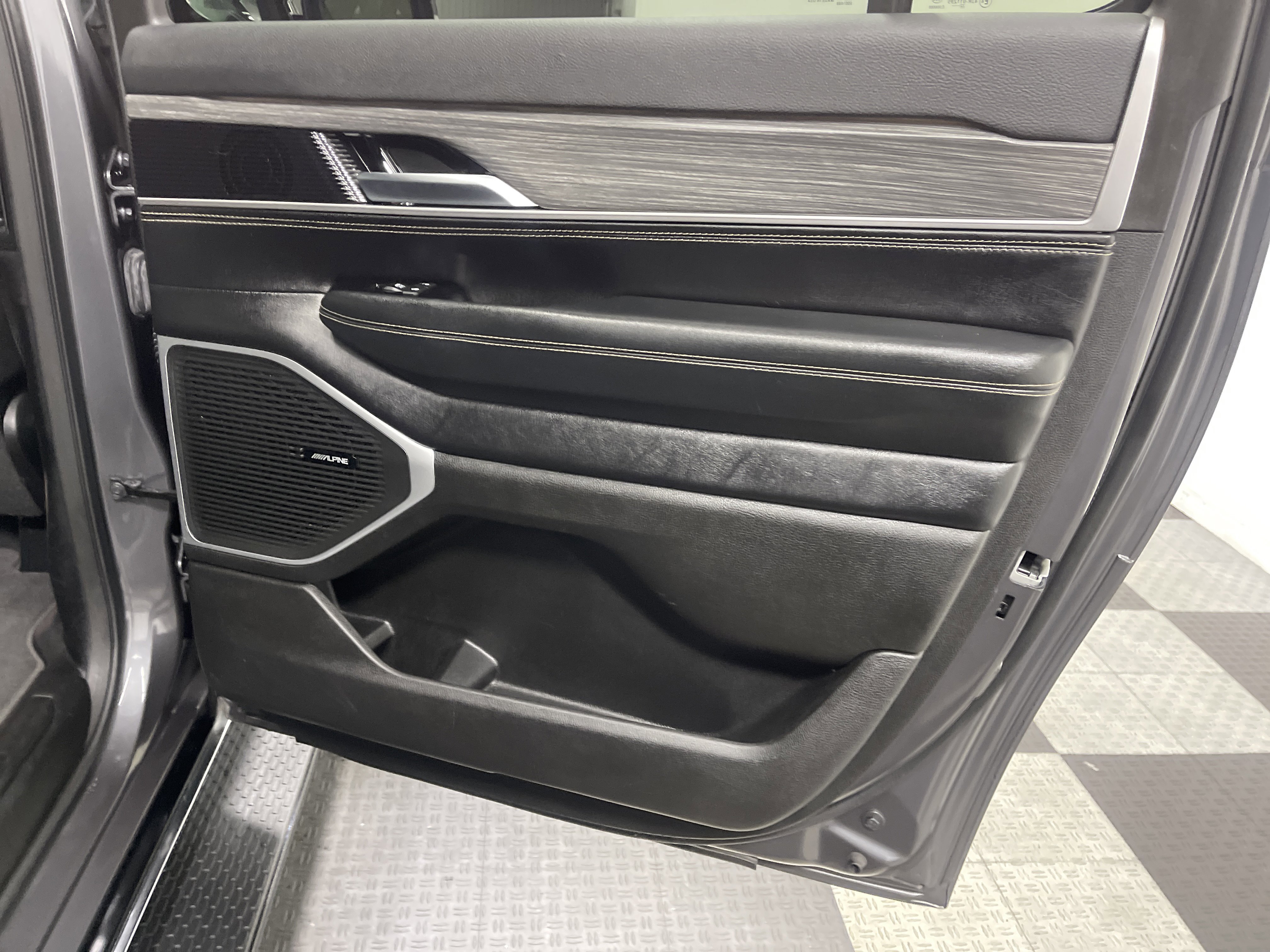 Used 2024 Jeep Wagoneer L Series II w/ Flexible Seating Group image 19