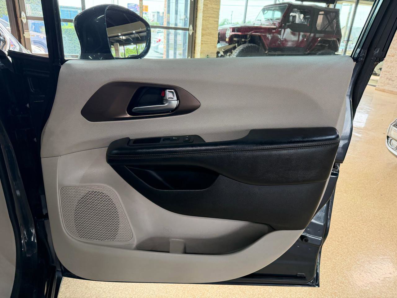 Used 2019 Chrysler Pacifica Touring-L image 13