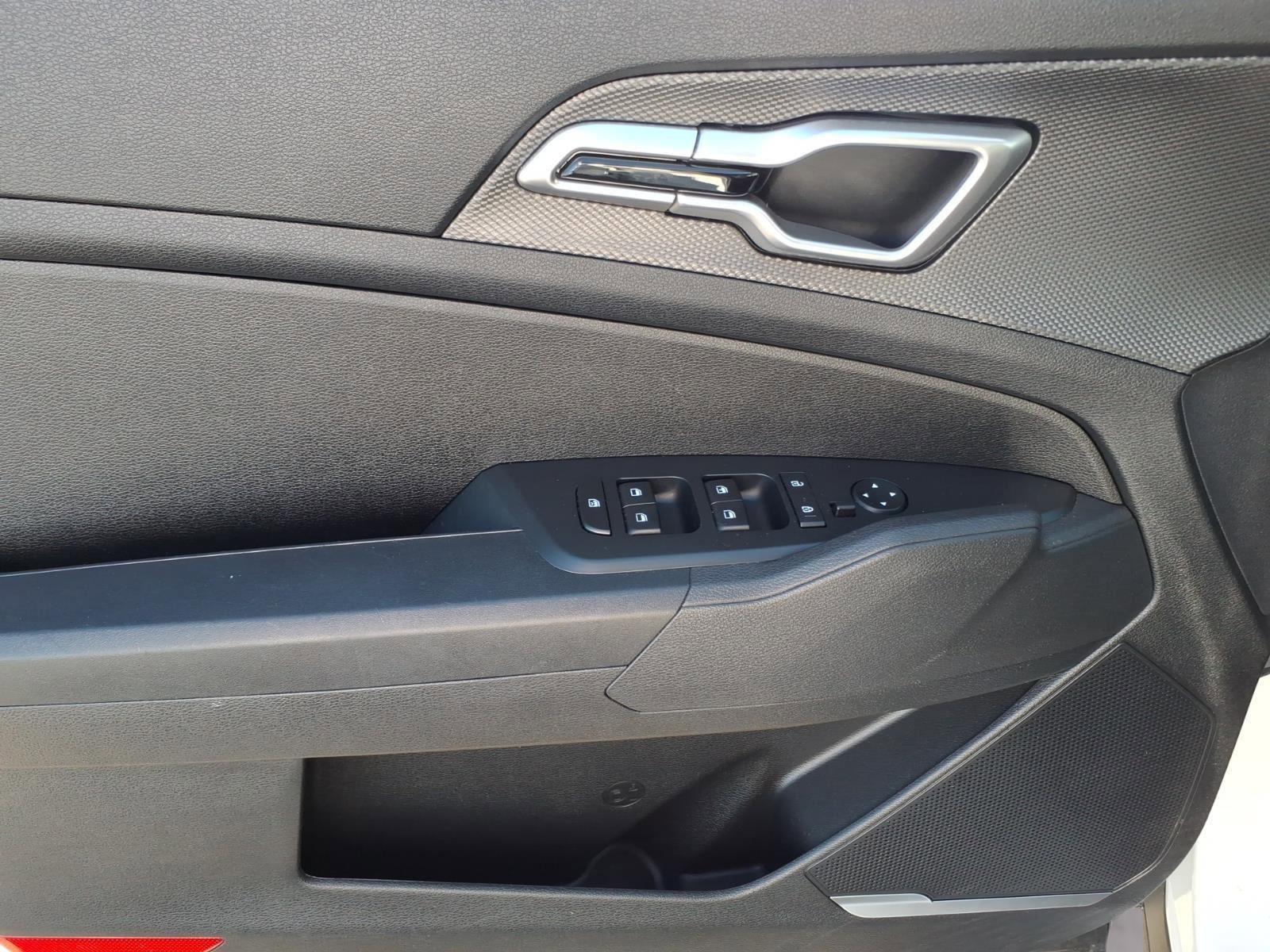 Used 2025 Kia Sportage LX FWD image 14