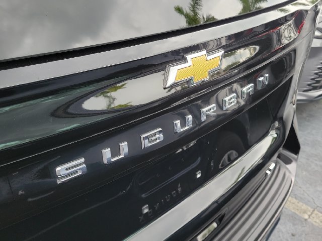 Used 2025 Chevrolet Suburban LT w/ Comfort Package RWD image 5