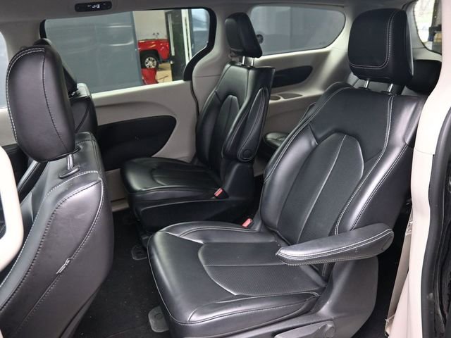 Used 2023 Chrysler Pacifica Touring-L FWD image 31