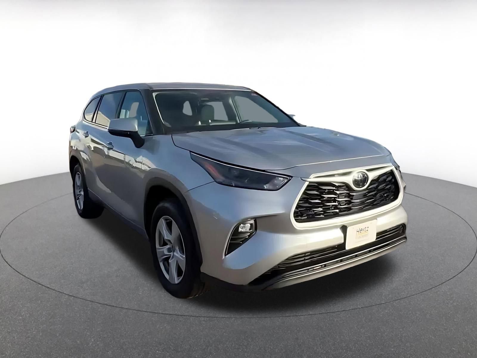 Used 2025 Toyota Highlander LE image 3