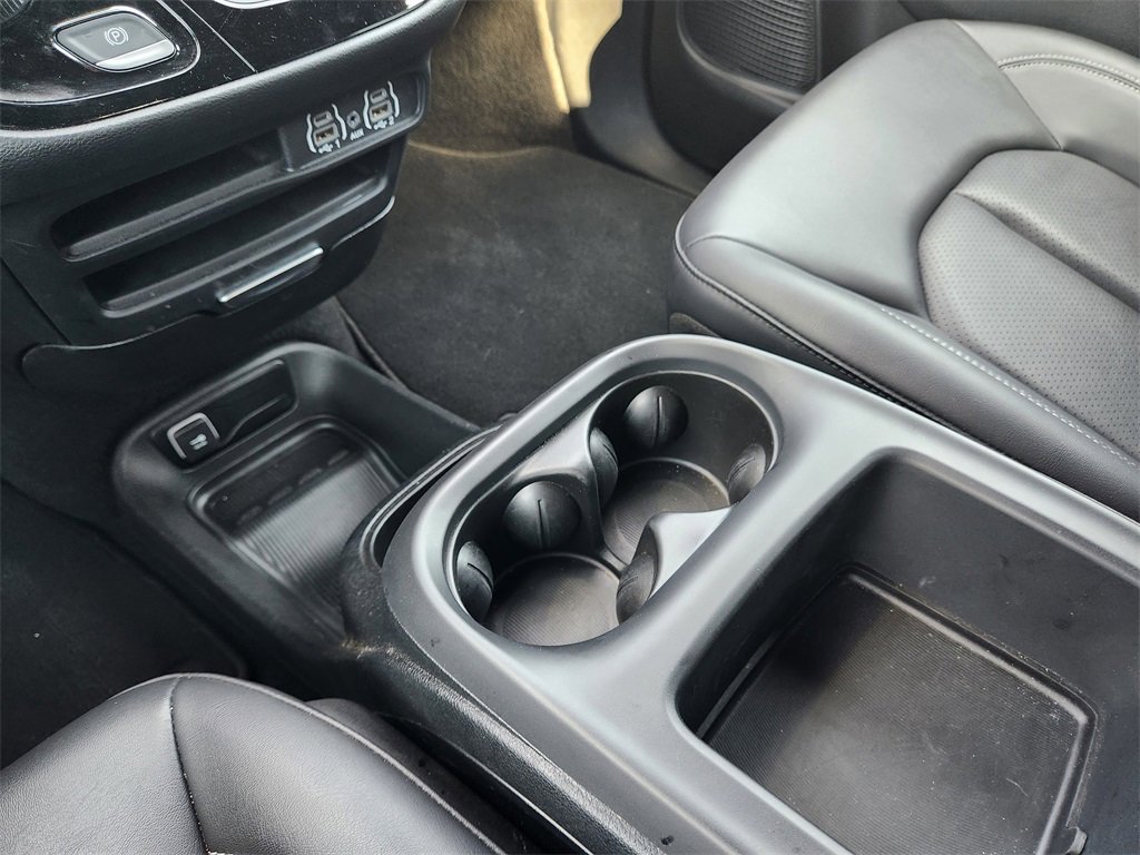 Used 2025 Chrysler Pacifica Select image 55