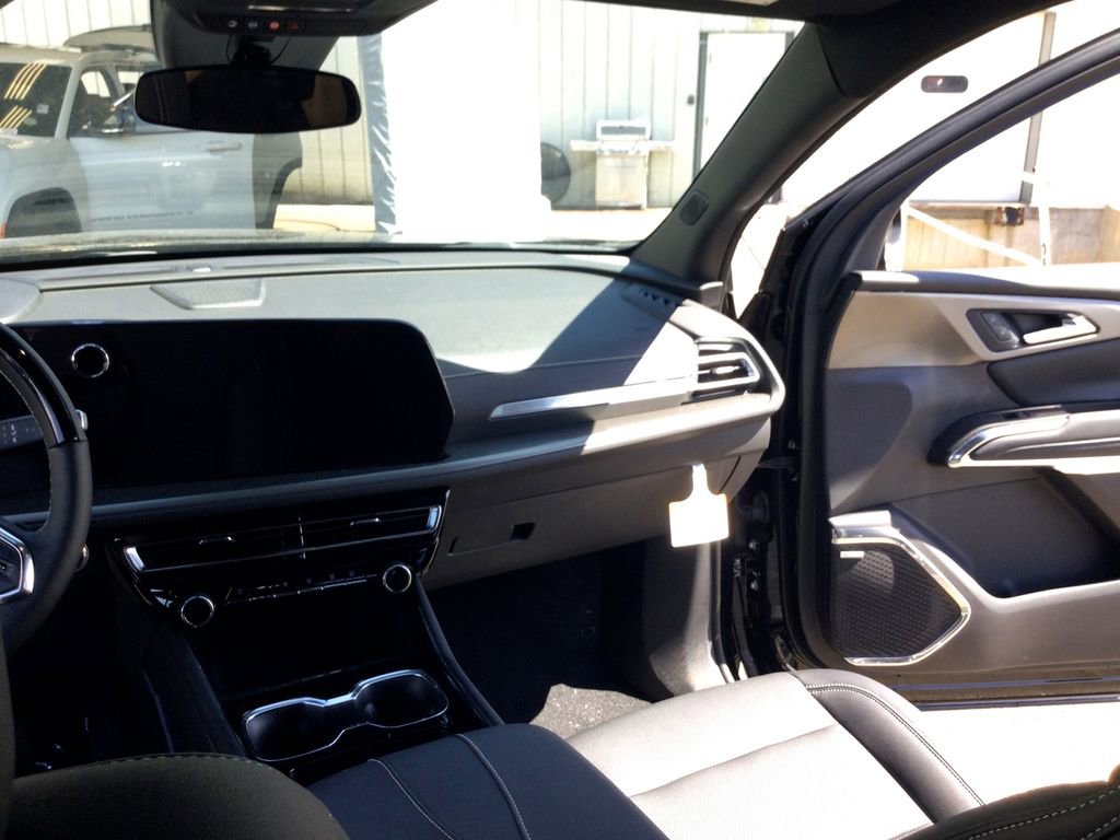 New 2025 Chevrolet Traverse LT w/ Enhanced Driving Package image 32