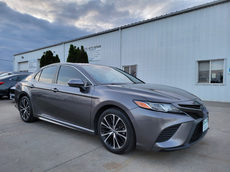 Used 2018 Toyota Camry SE FWD image 1