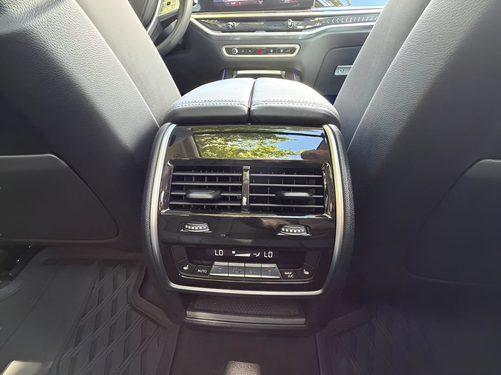 Used 2023 BMW X7 xDrive40i w/ Premium Package AWD/4WD image 12