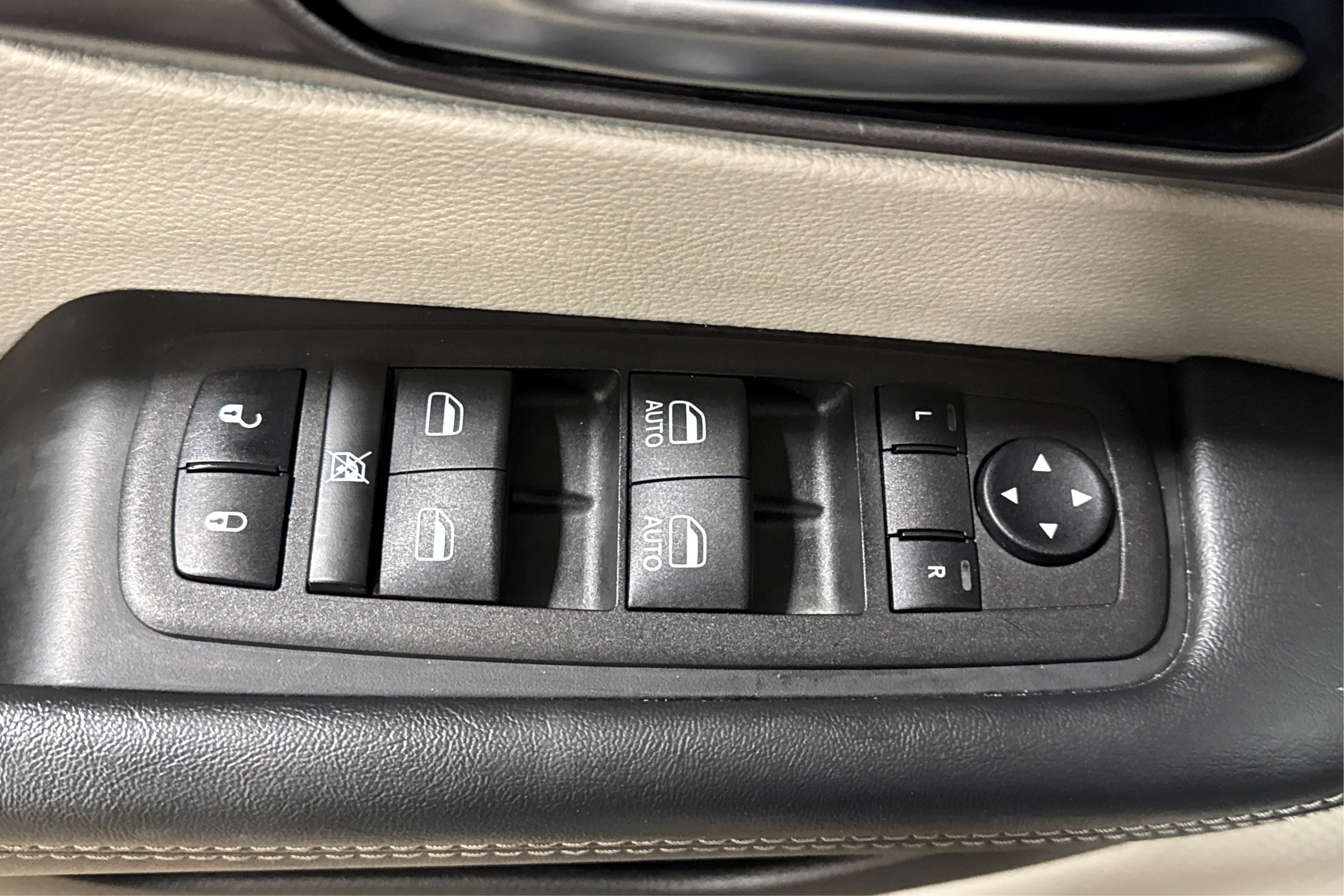 Used 2024 Chrysler Pacifica Touring-L FWD image 17