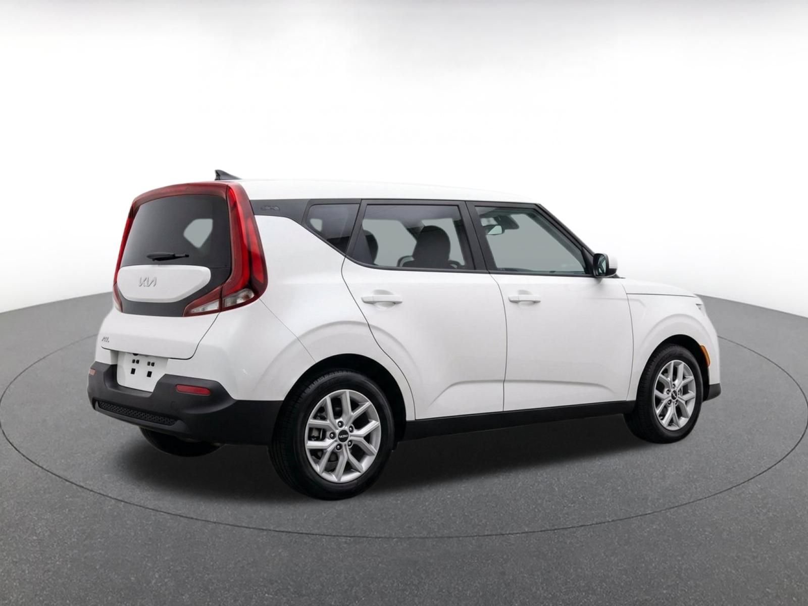 Used 2025 Kia Soul LX w/ LX Technology Package FWD image 16