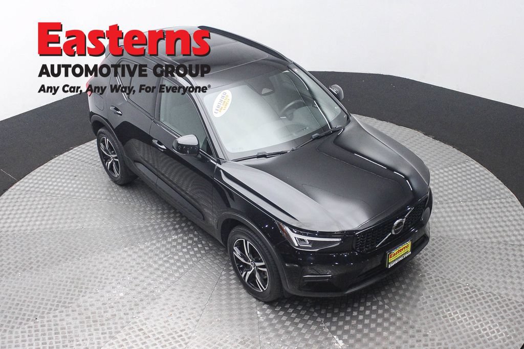 Used 2024 Volvo XC40 B5 Core AWD/4WD image 3