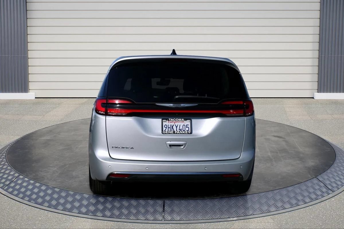 Used 2023 Chrysler Pacifica Touring-L FWD image 6