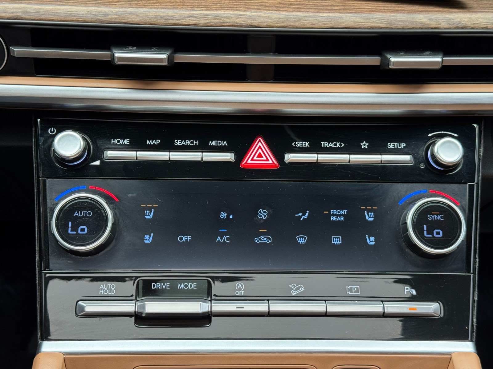 Used 2024 Hyundai Santa Fe Limited FWD image 29