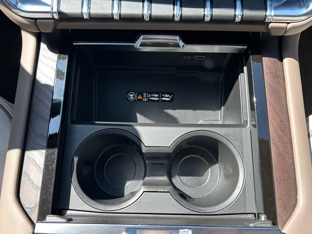 Used 2025 GMC Yukon Denali w/ Sun & Power Step Package image 5