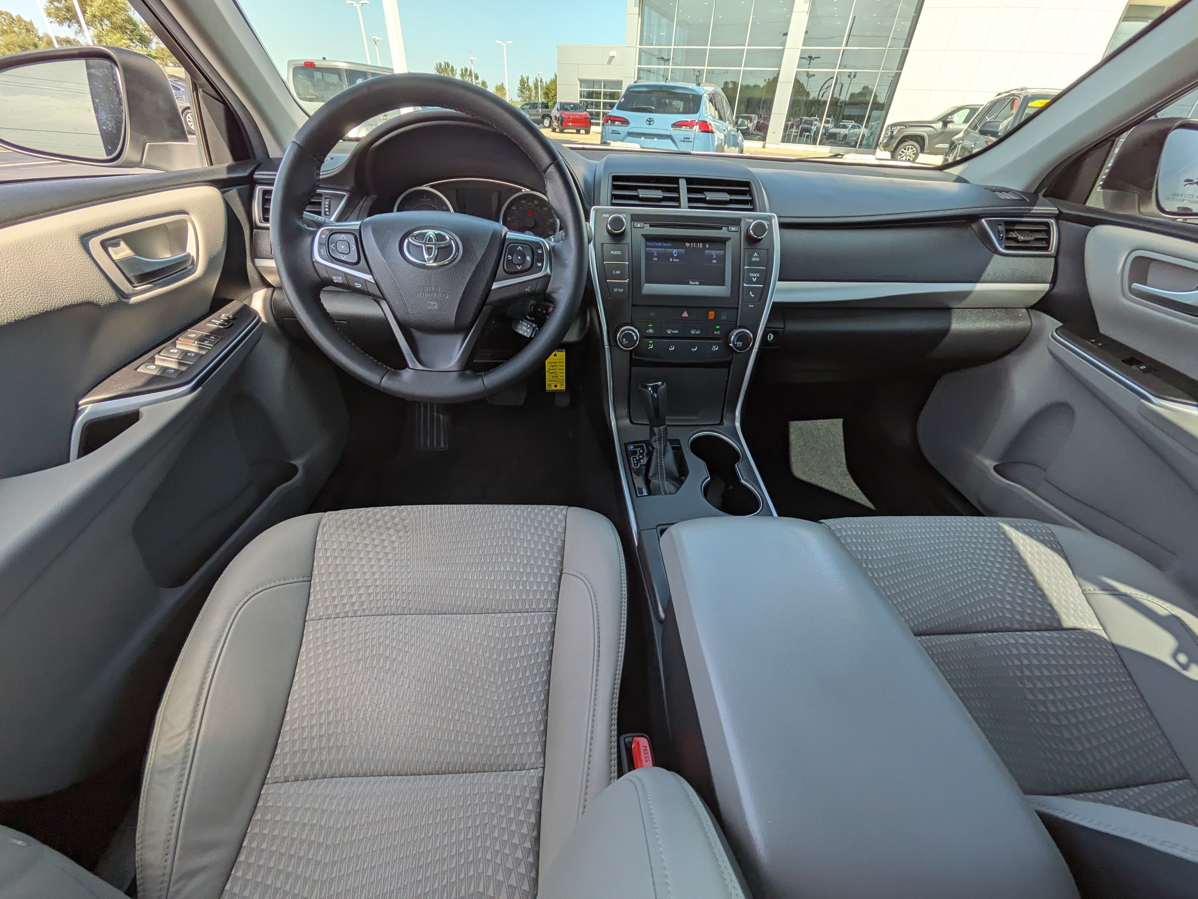 Used 2015 Toyota Camry SE w/ Moonroof Package FWD image 13