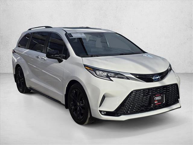 Used 2023 Toyota Sienna XSE image 3