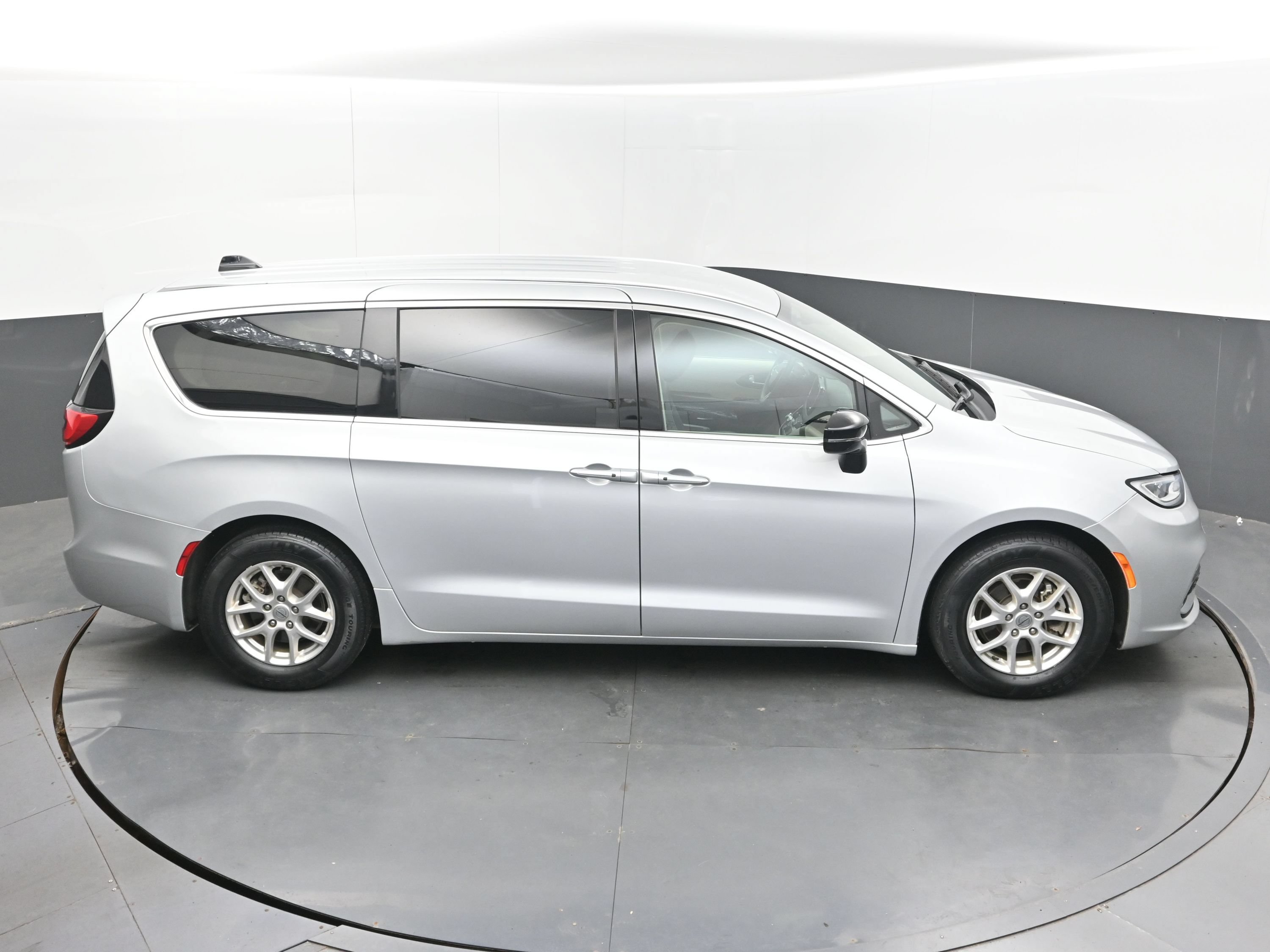 Used 2024 Chrysler Pacifica Touring-L FWD image 35