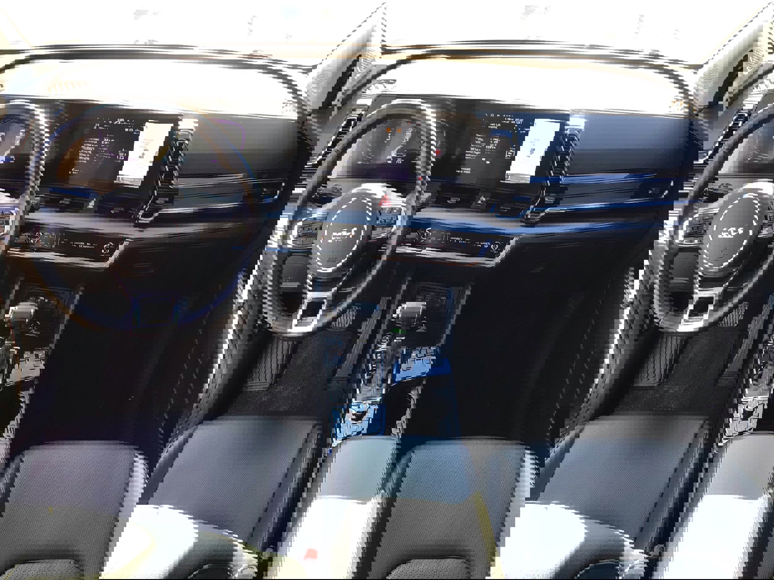 Used 2025 Kia Sportage EX image 17