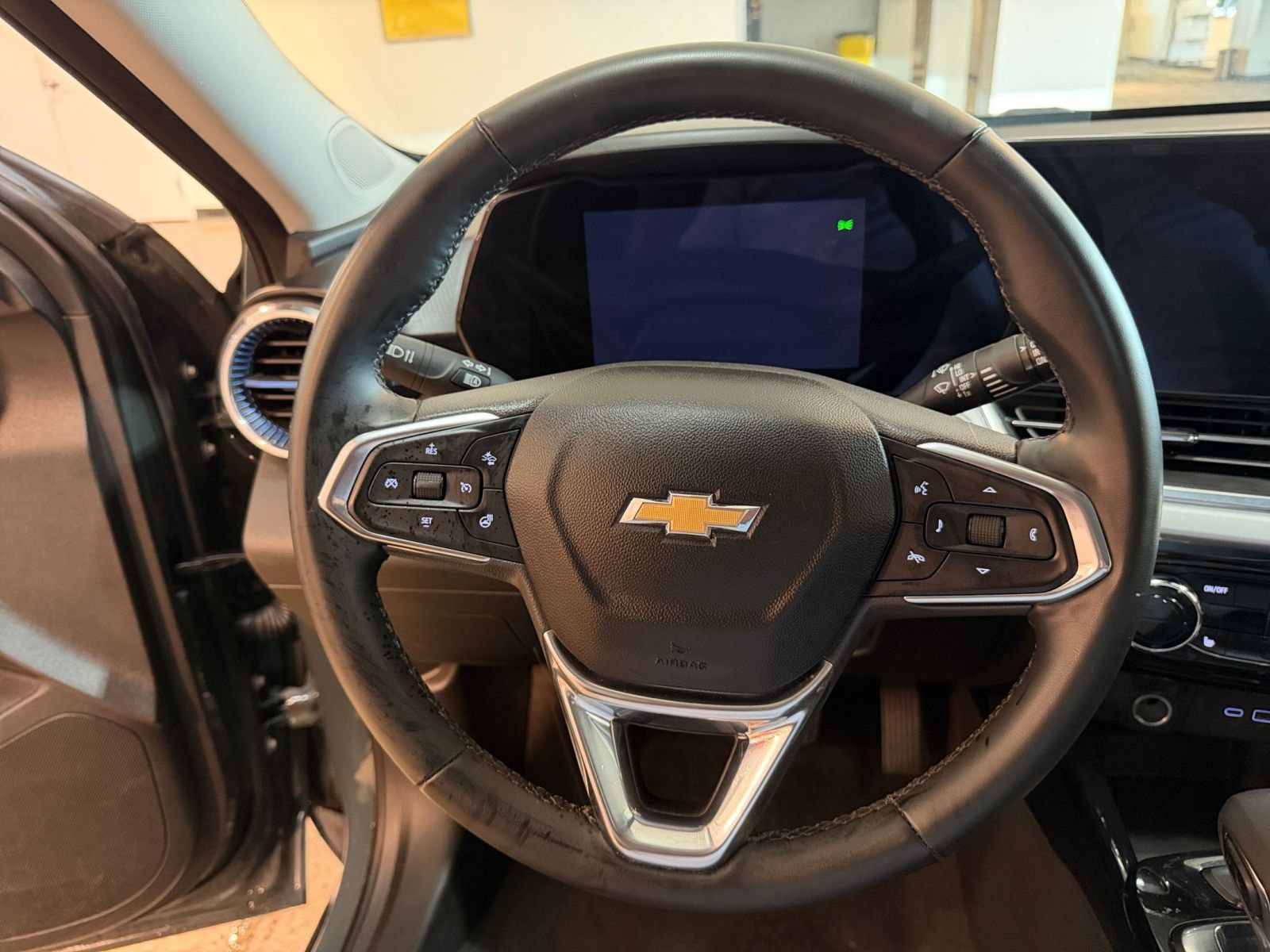 Used 2025 Chevrolet Trax LT w/ LT Convenience Package FWD image 27