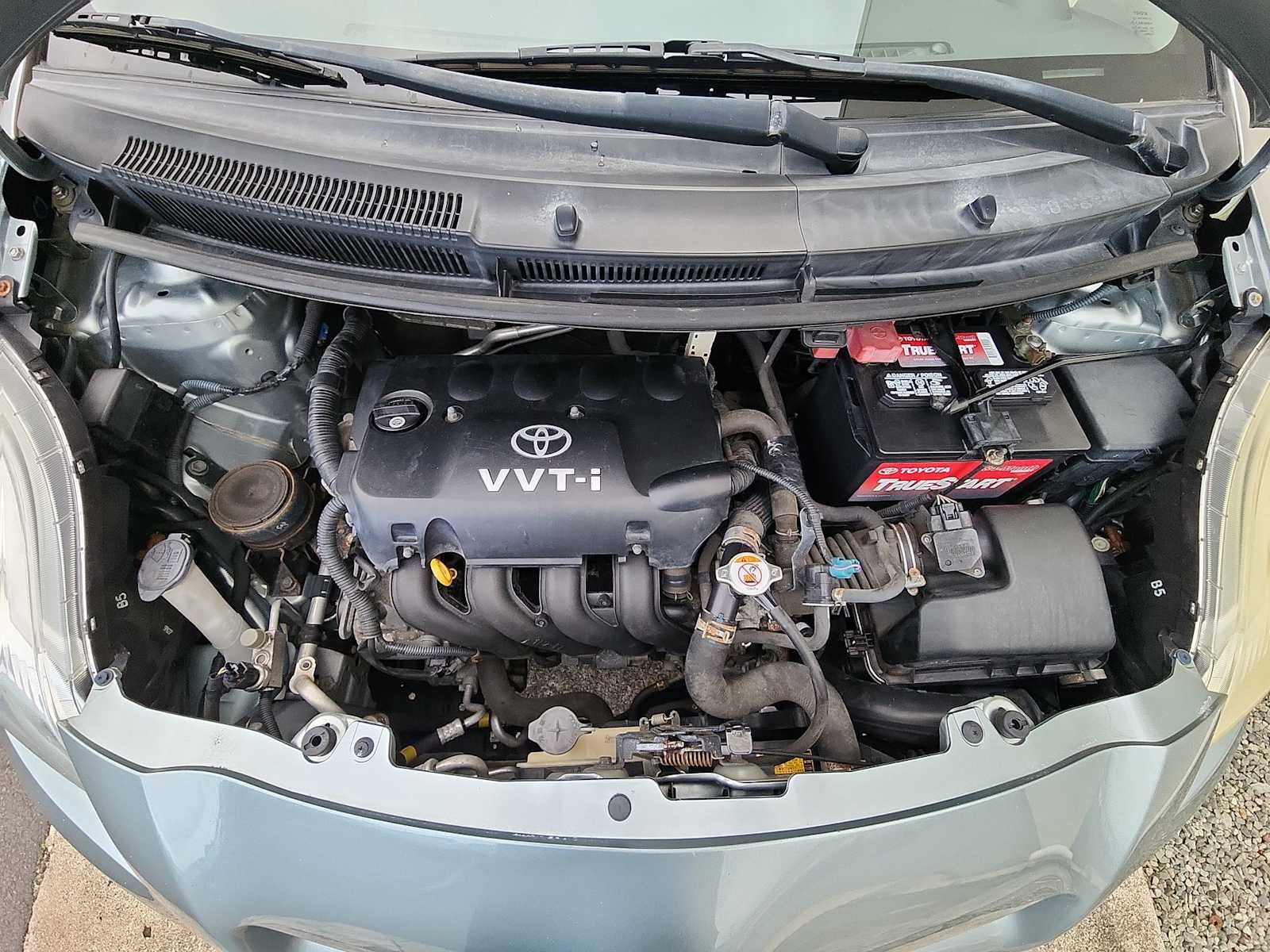 Used 2011 Toyota Yaris 4-Door Hatchback image 12