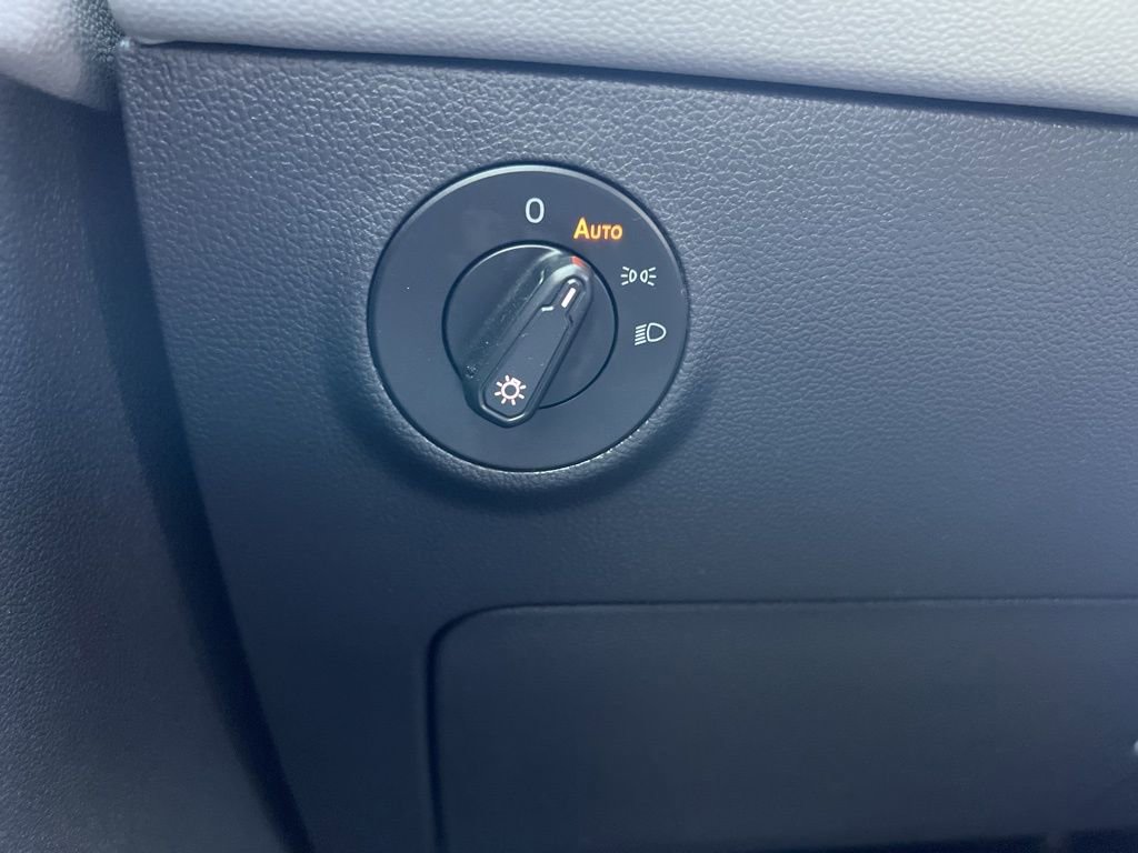 Used 2024 Volkswagen Taos SE image 38