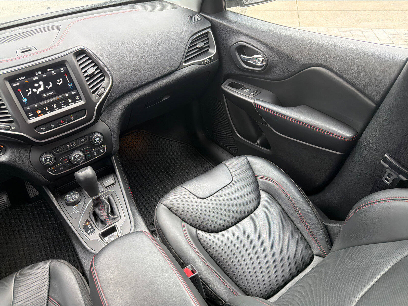 Used 2020 Jeep Cherokee Trailhawk image 23