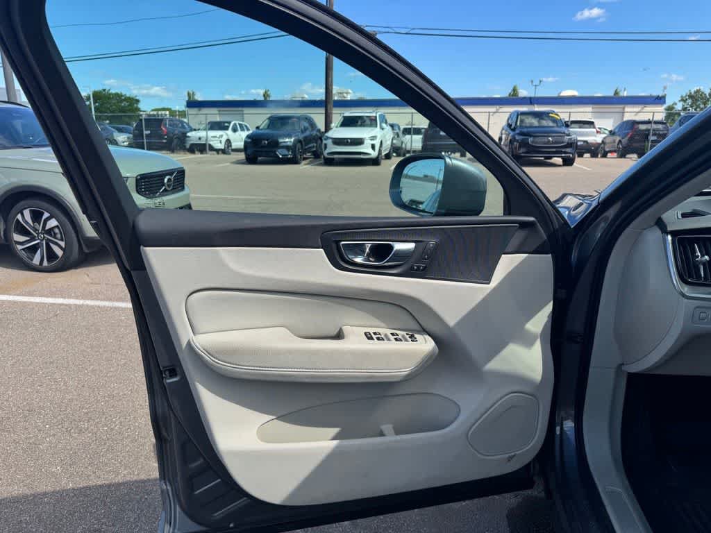 Used 2020 Volvo XC60 T5 Momentum w/ Protection Package Premier AWD/4WD image 17