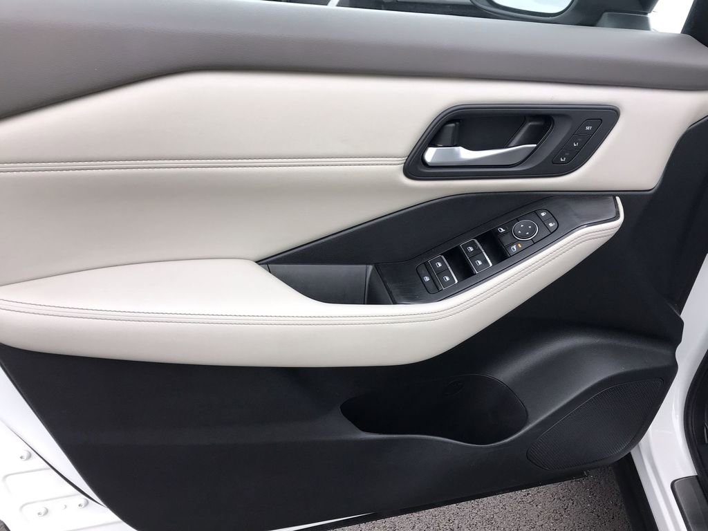 Used 2023 Nissan Rogue SL w/ SL Premium Package image 13