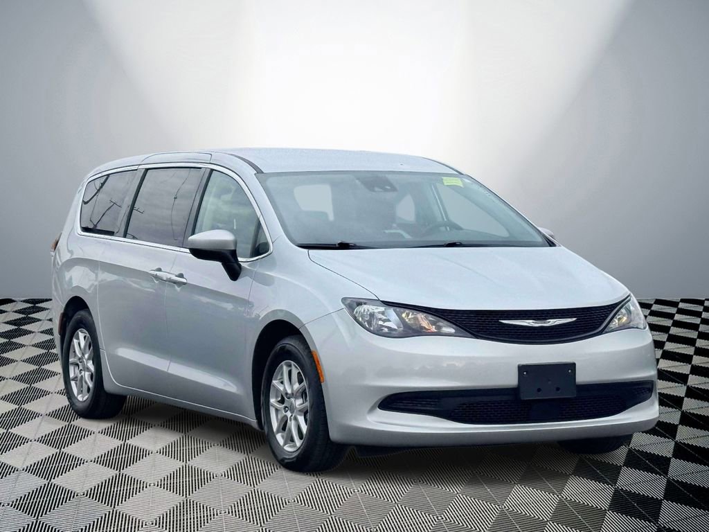 Used 2023 Chrysler Voyager LX image 4
