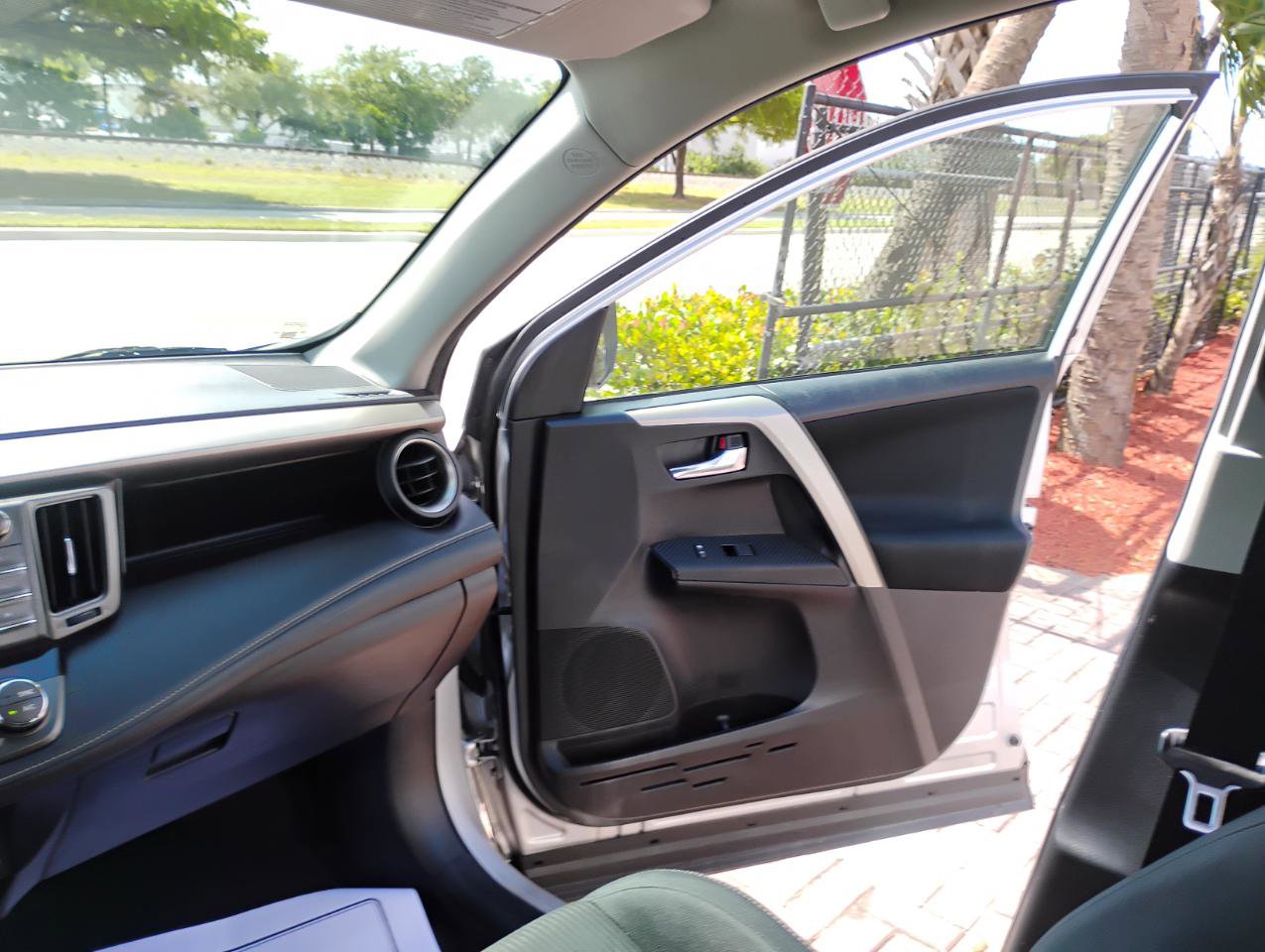 Used 2014 Toyota RAV4 XLE AWD/4WD image 28