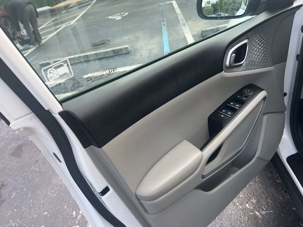 Used 2021 Kia Soul LX image 2