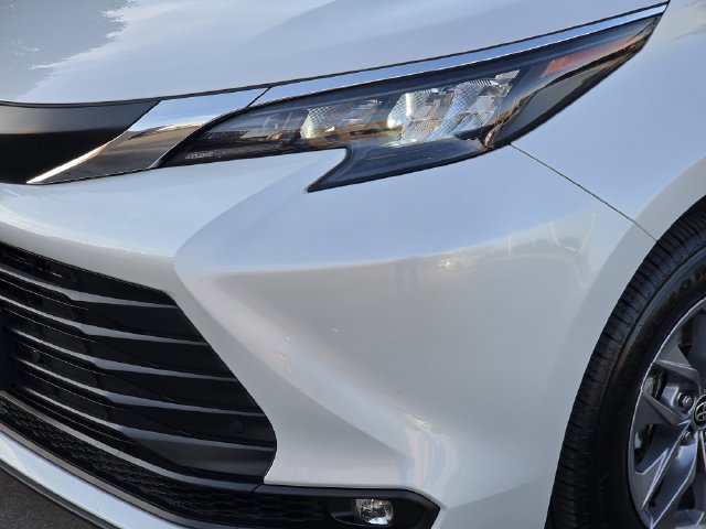 Certified 2025 Toyota Sienna XLE FWD image 6